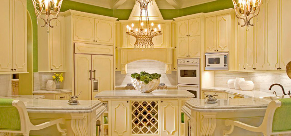 Яркие цвета в дизайне кухонь