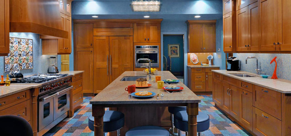 Яркие цвета в дизайне кухонь